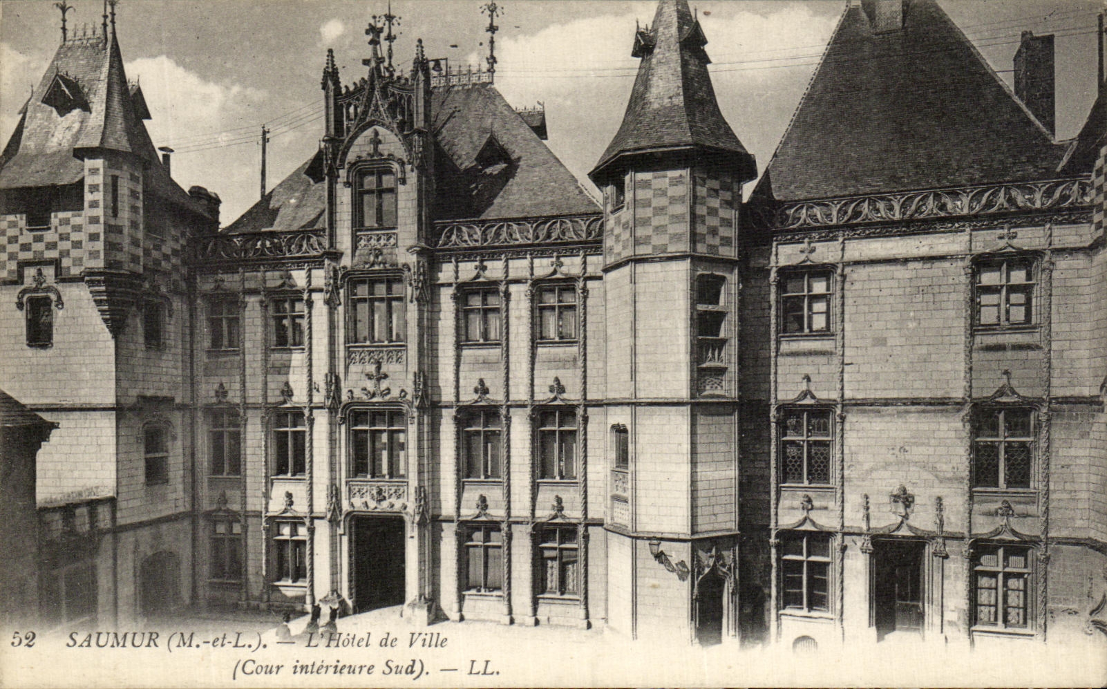 VINTAGE POSTCARD Saumur L Town hall