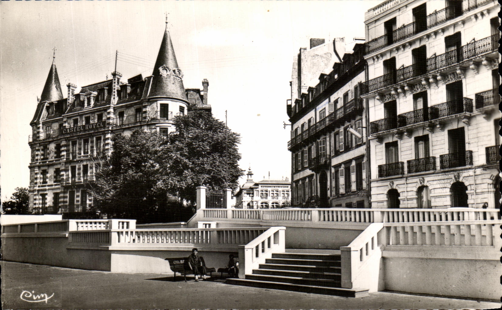 VINTAGE POSTCARD Royat the Manor house Hotel L Thermal Hotel