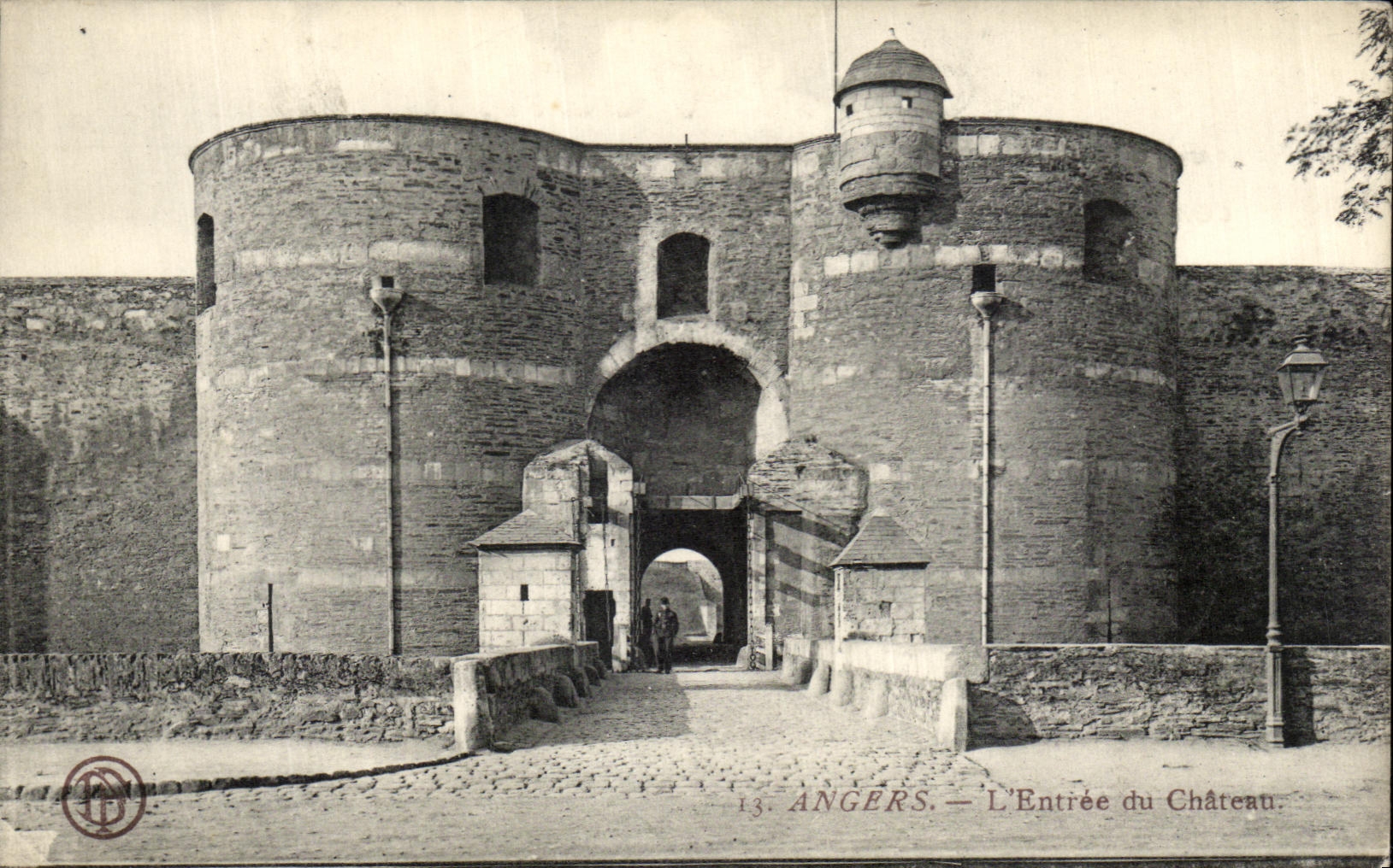 VINTAGE POSTCARD Angers L Entered of the Castle