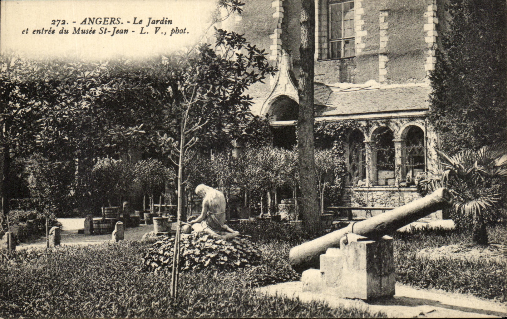 VINTAGE POSTCARD Angers the Garden and entry of the Museum St Jean