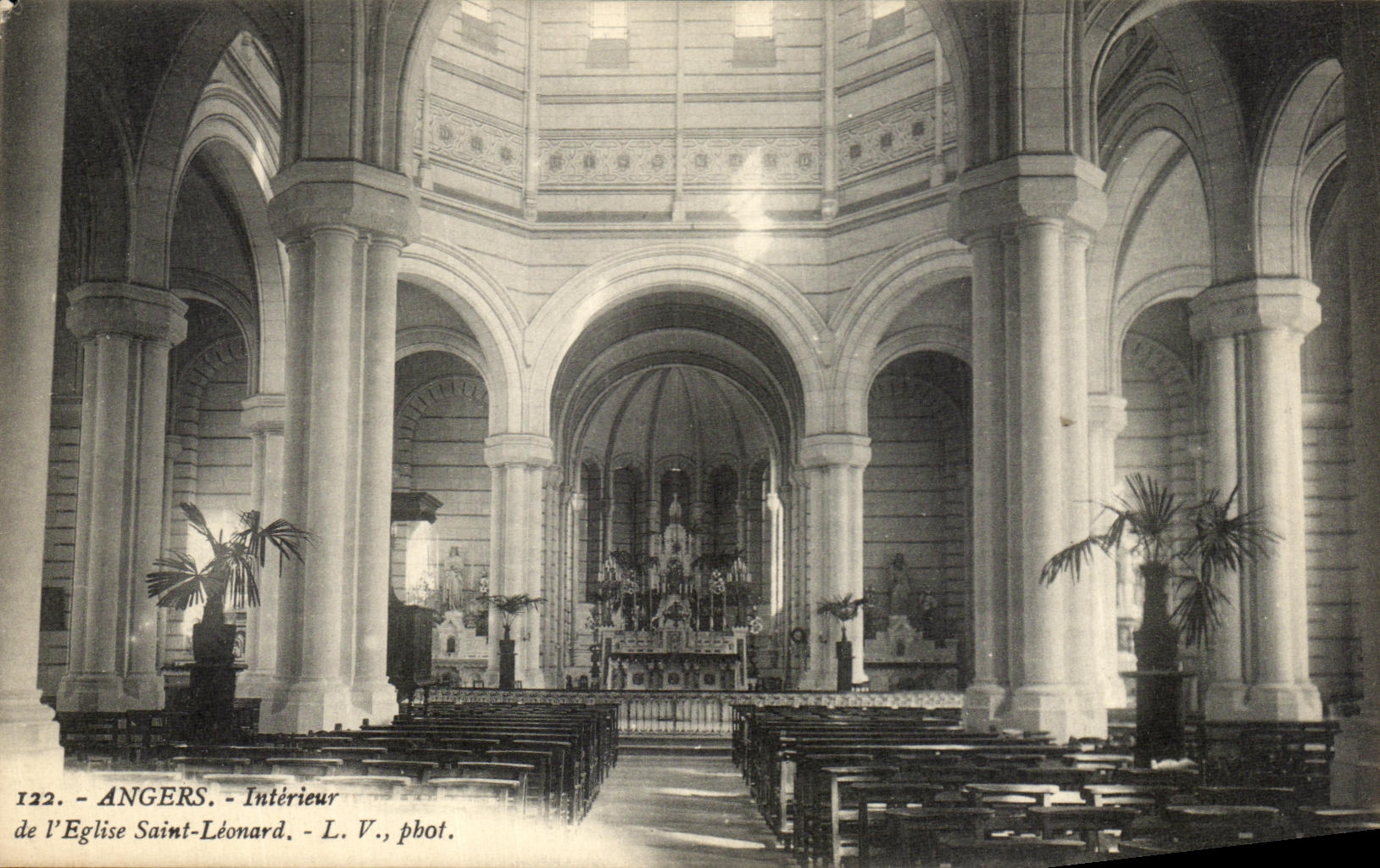 VINTAGE POSTCARD Interior Angers of L Church Leonard Saint