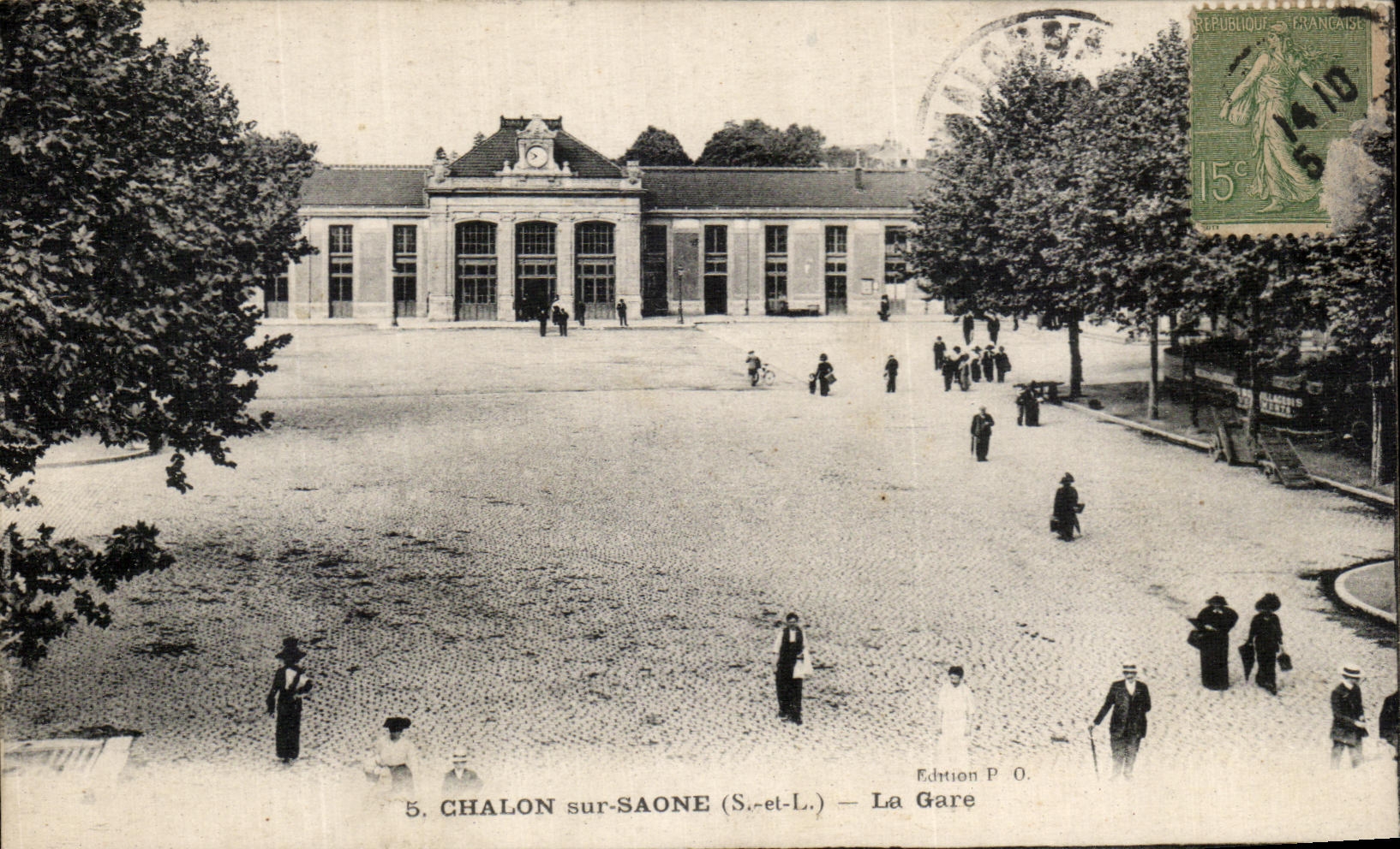 Red red de la POSTAL de la VENDIMIA en la estacion de tren de Saone