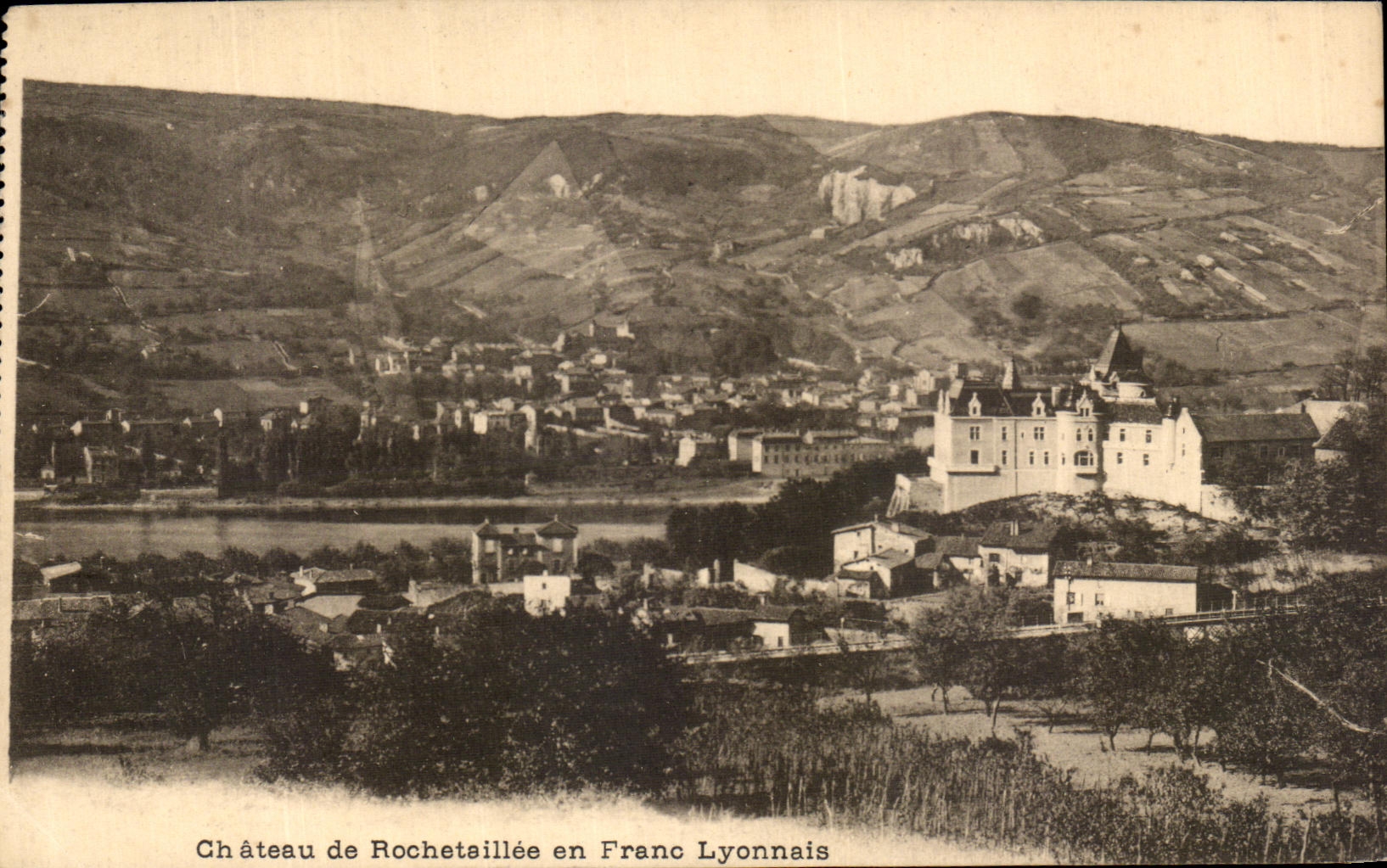 Castillo de la POSTAL de la VENDIMIA de Rochetaillee en el franco de Lyon
