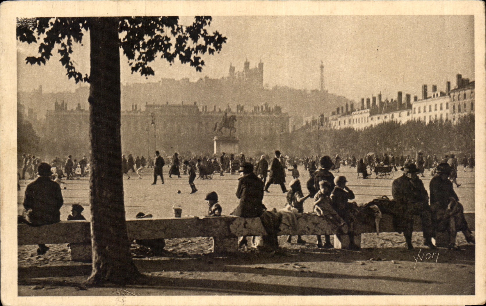 VINTAGE POSTCARD Lyon Places Bellecour