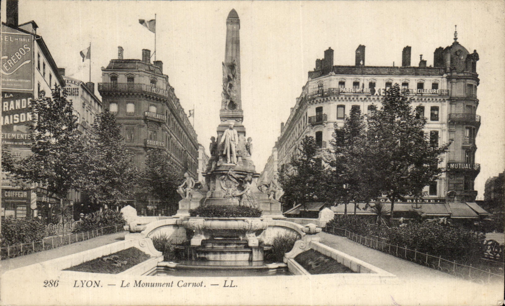 VINTAGE POSTCARD Lyon our Carnot Monument