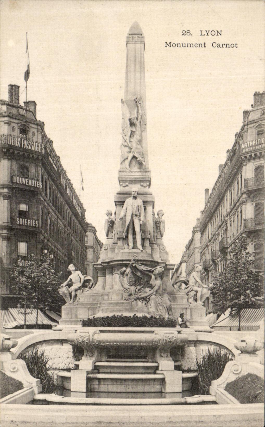 VINTAGE POSTCARD Lyon Carnot Monument