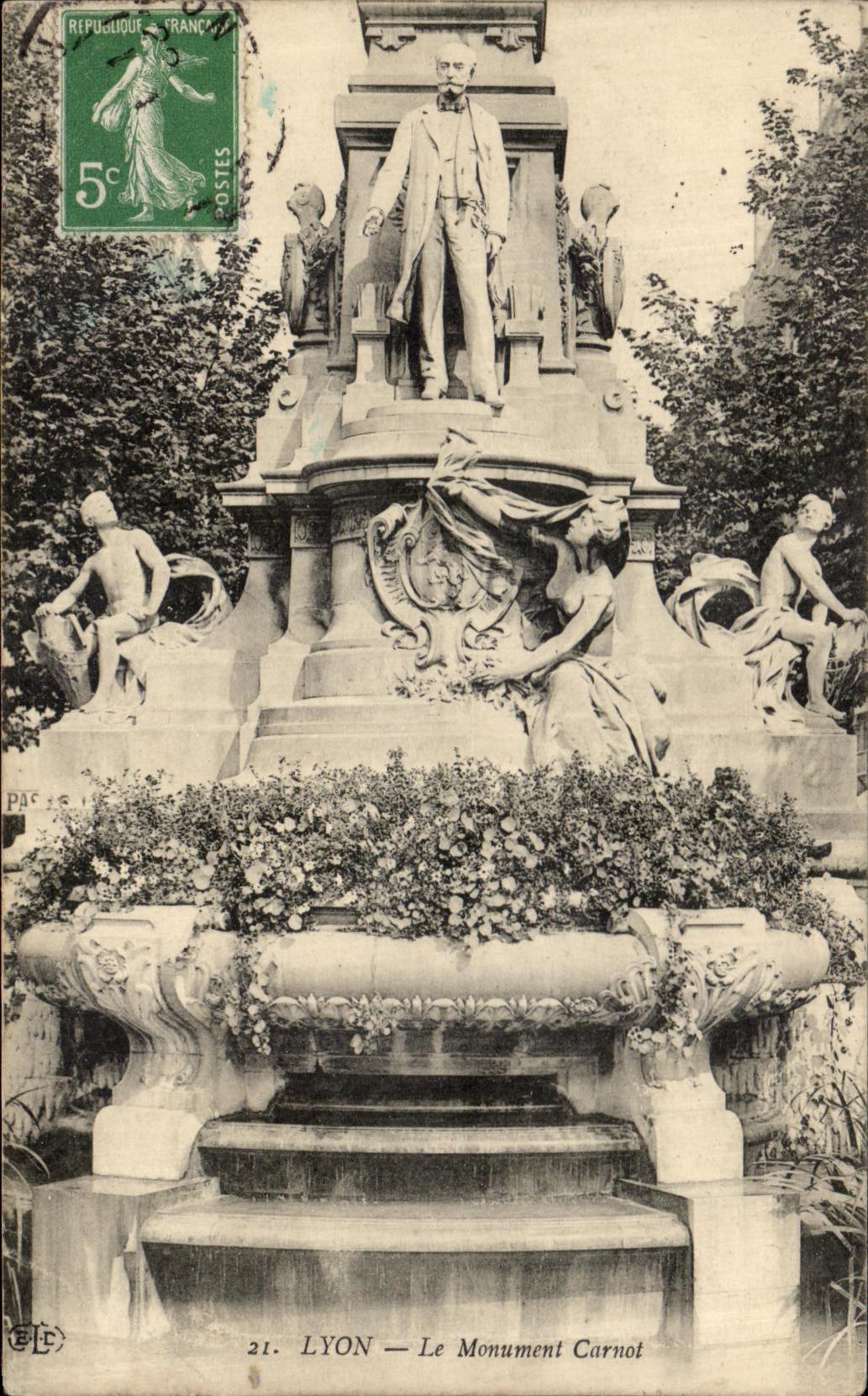 VINTAGE POSTCARD Lyon the Carnot Monument