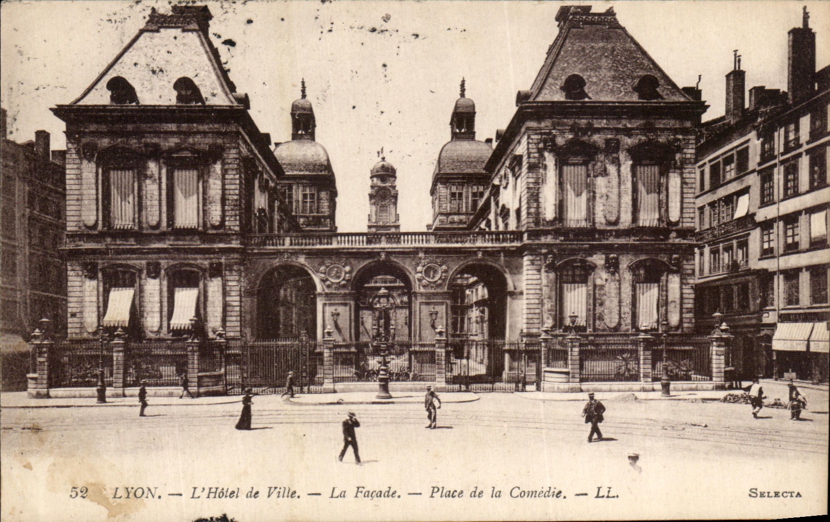 VINTAGE POSTCARD Lyon L Town hall the Frontage Places Comedy