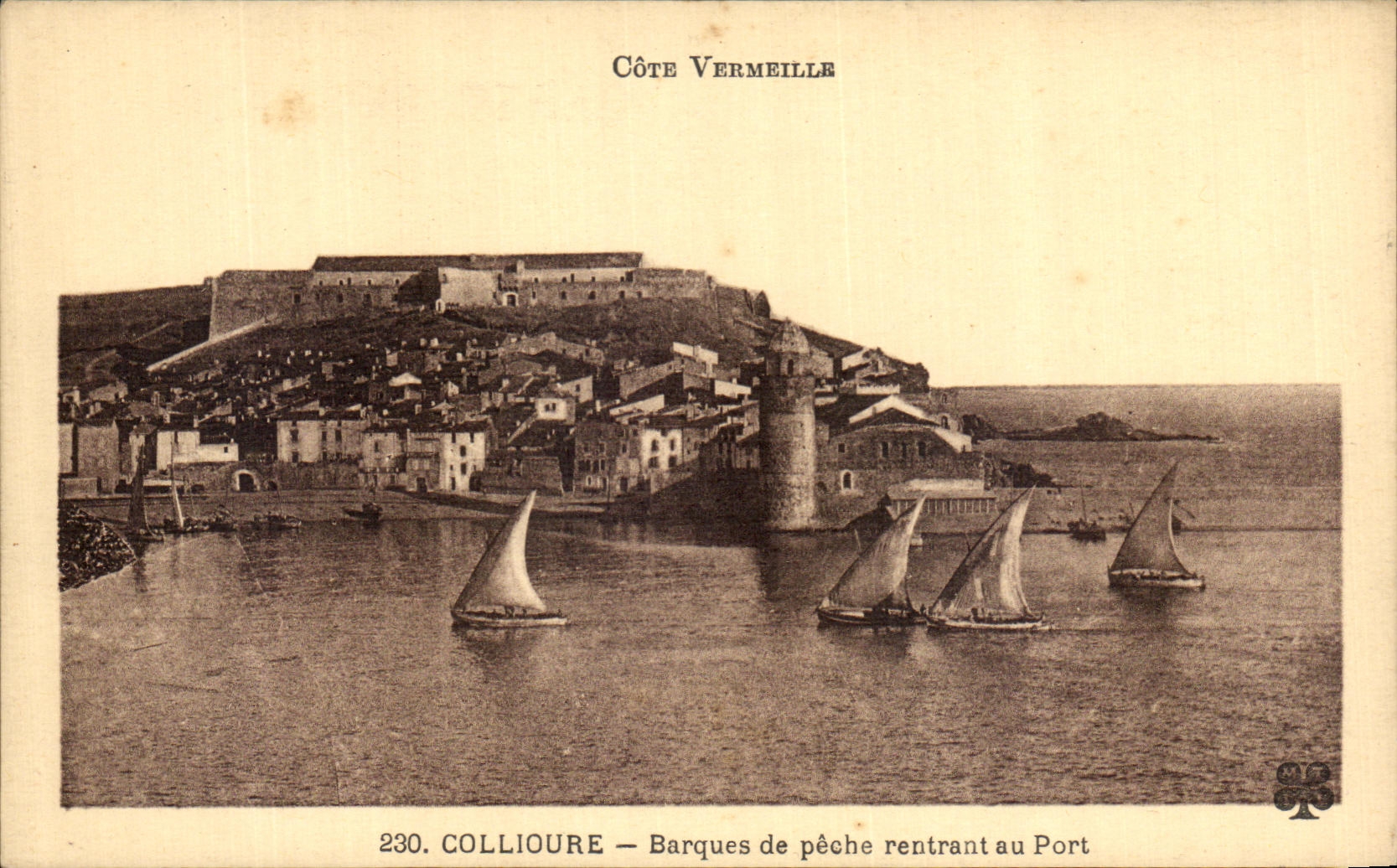 Barcos de pesca de Collioure de la dimension bermellona de la POSTAL de la VENDIMIA pequenos que vuelven al puerto