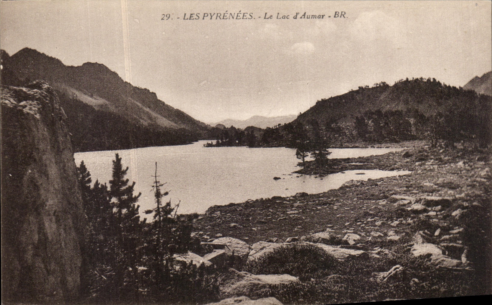 VINTAGE POSTCARD the Pyrenees the Lake D Aumar