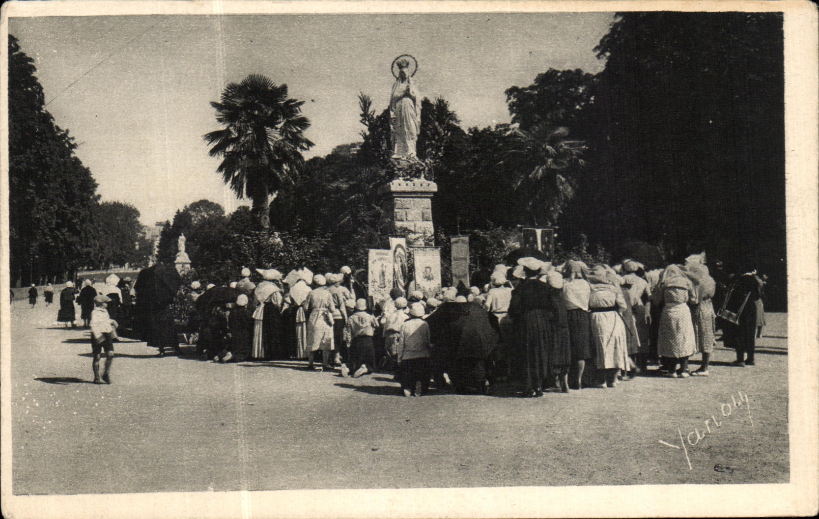 VINTAGE POSTCARD Heavy Pilgrims the Couronnee Virgin