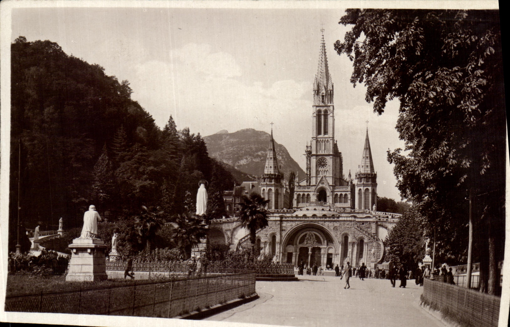 VINTAGE POSTCARD Heavy the Basilica and the Virgin