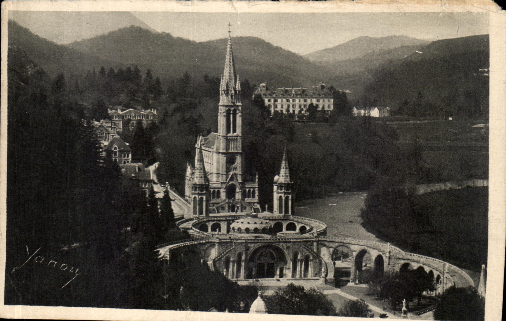 VINTAGE POSTCARD Heavy the basilica seen of the castle