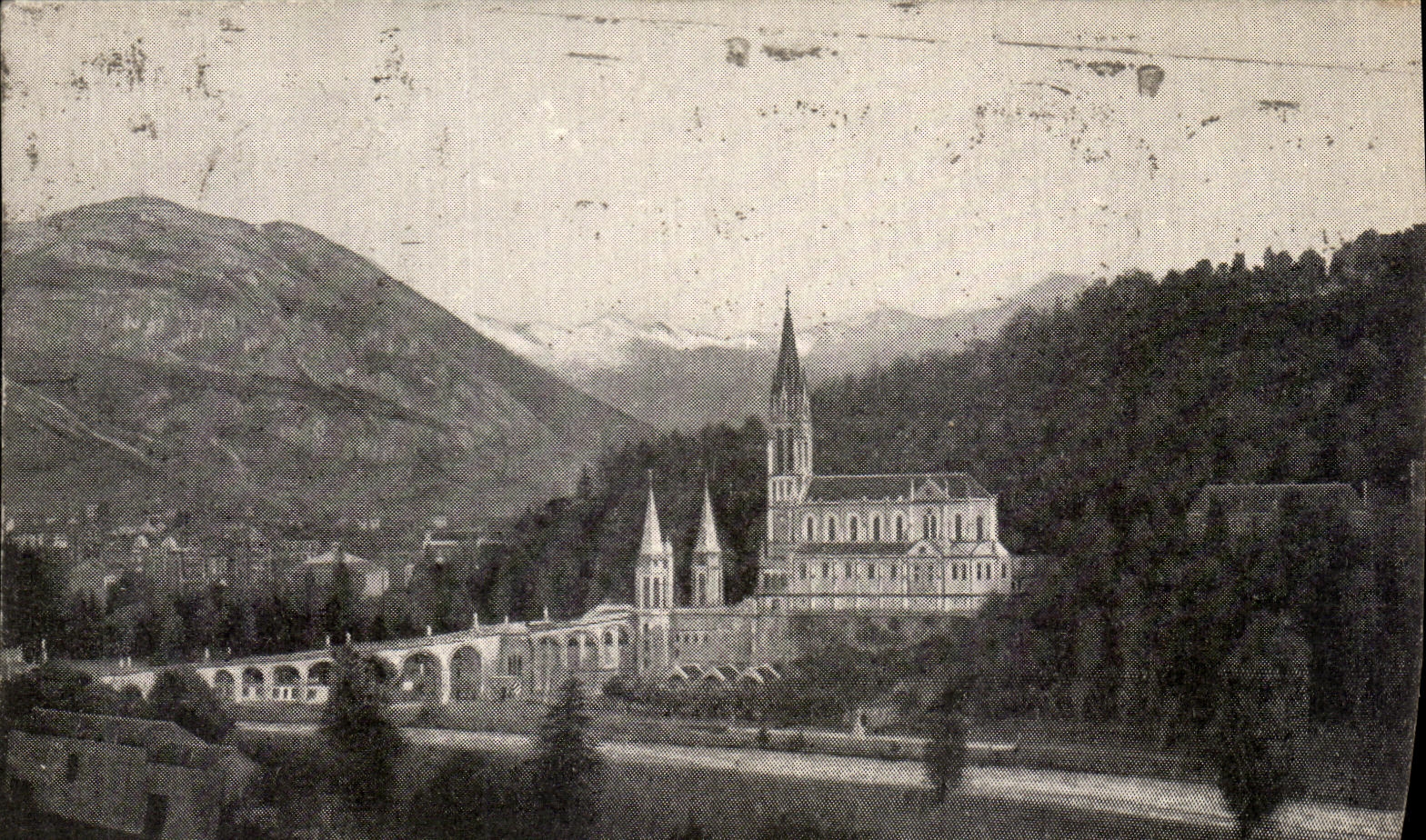 VINTAGE POSTCARD Heavy the Basilica