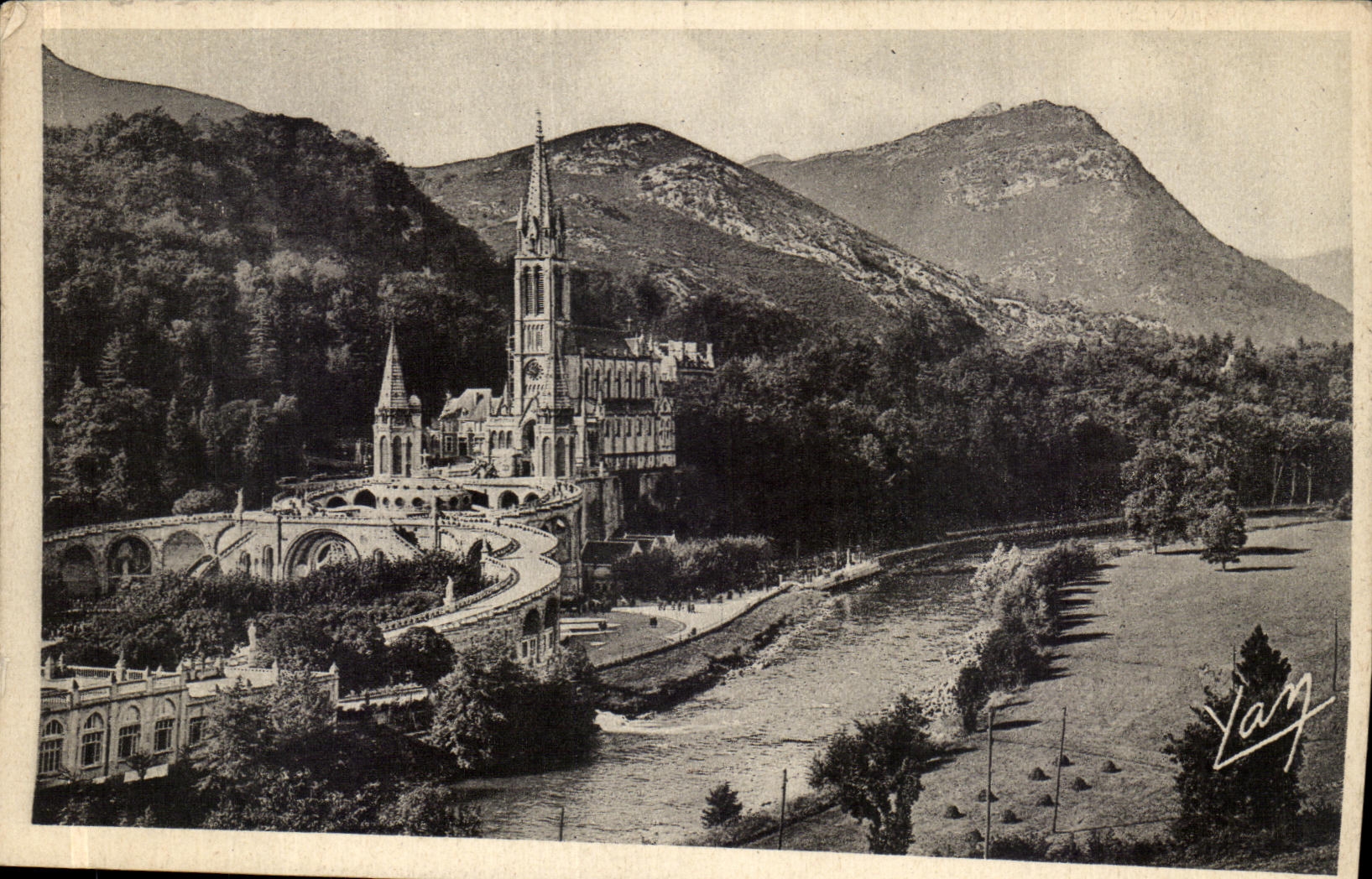 VINTAGE POSTCARD Heavy the Basilica and Gave
