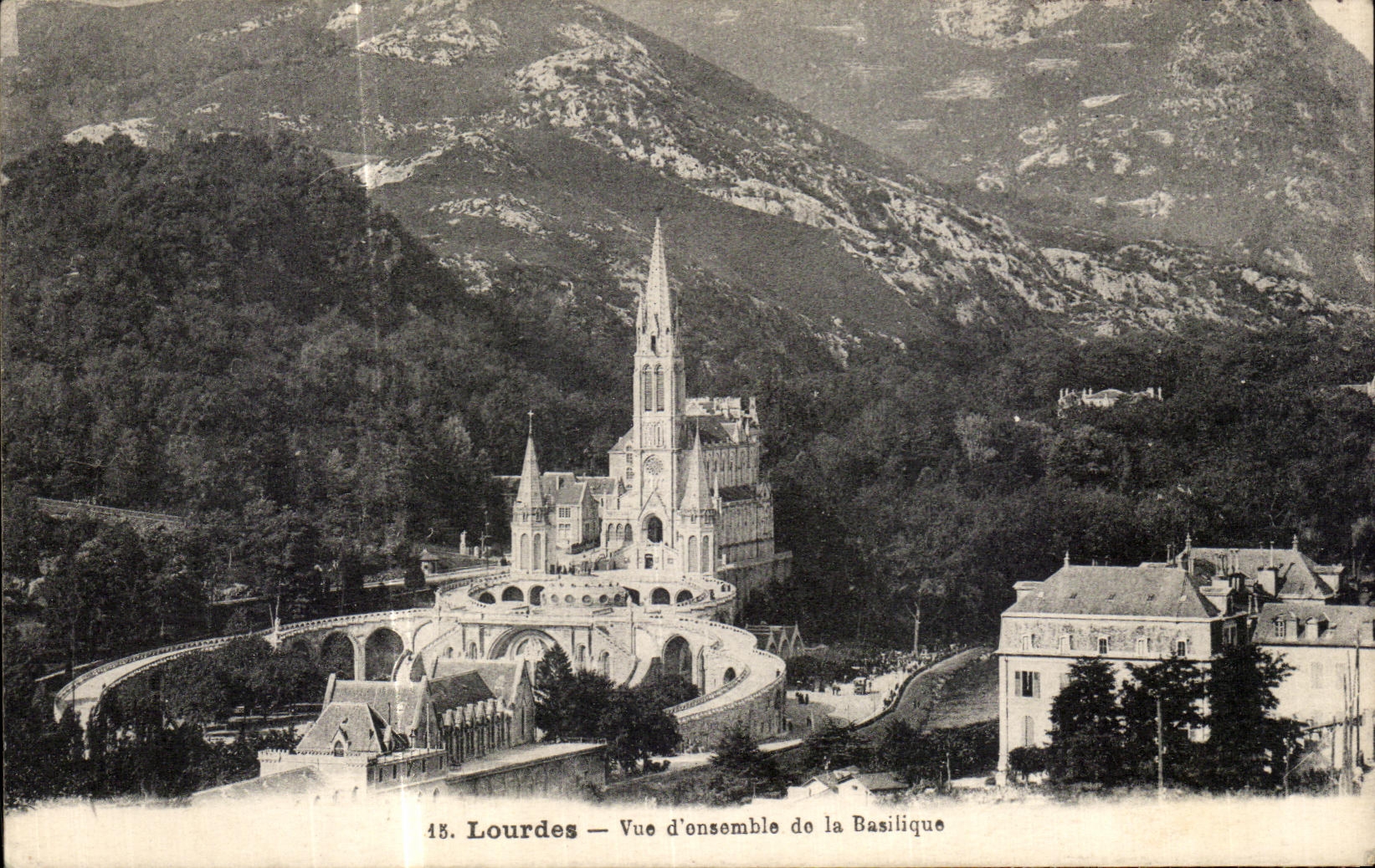 VINTAGE POSTCARD Heavy Sight D together of the Basilica