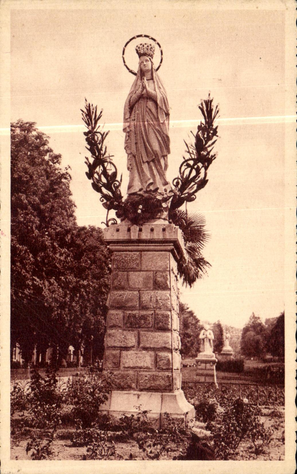 VINTAGE POSTCARD Heavy the Couronnee Virgin