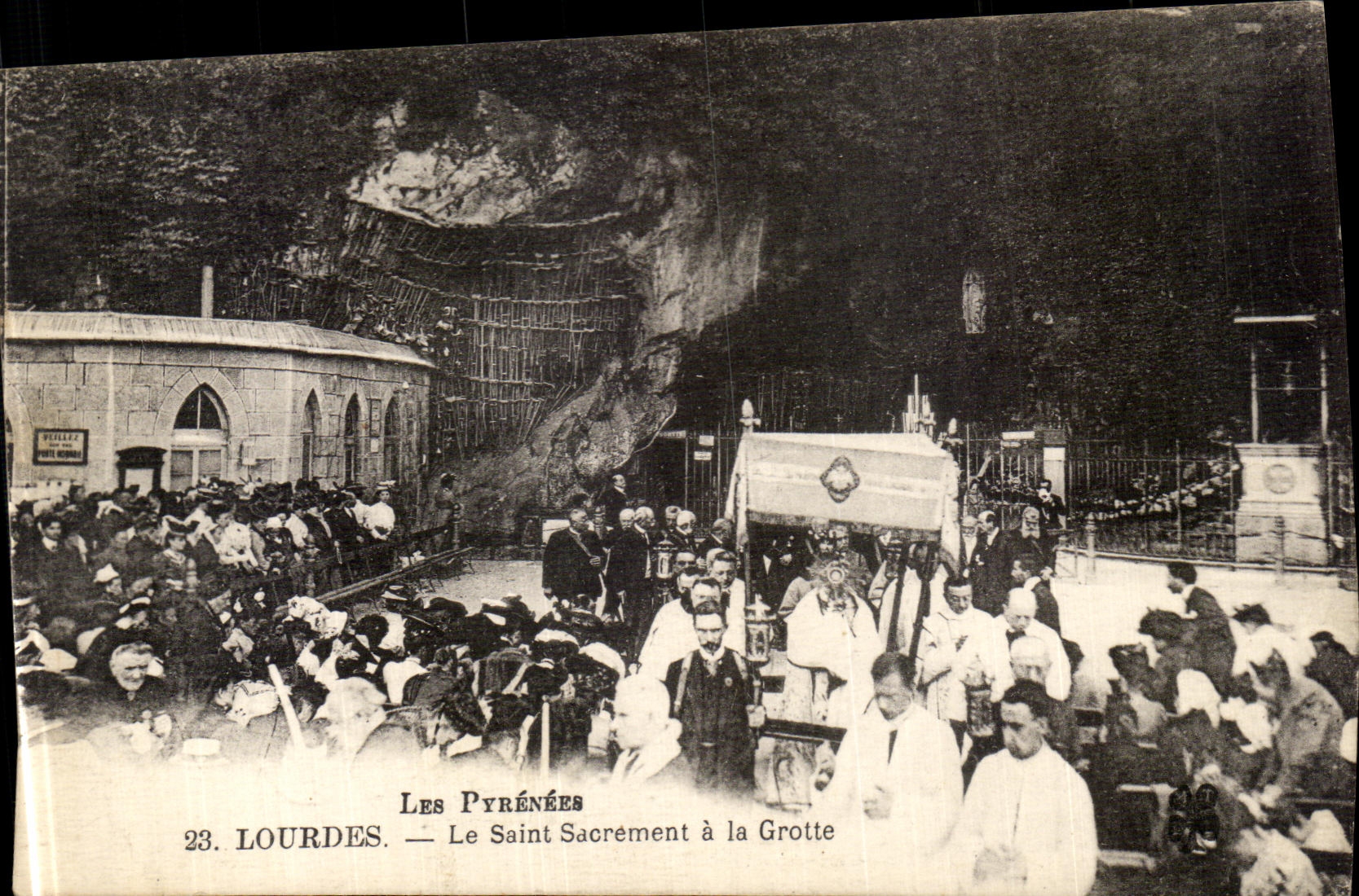 VINTAGE POSTCARD Heavy Blessed Sacrament with the Cave