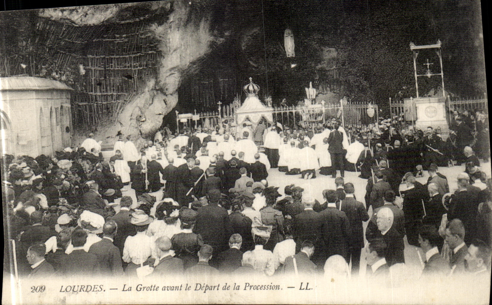 VINTAGE POSTCARD Heavy the Cave before the Departure Of the Procession