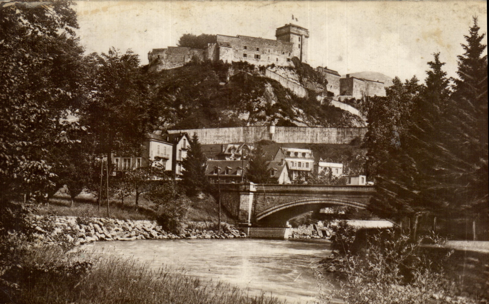 VINTAGE POSTCARD Heavy the Strong Castle