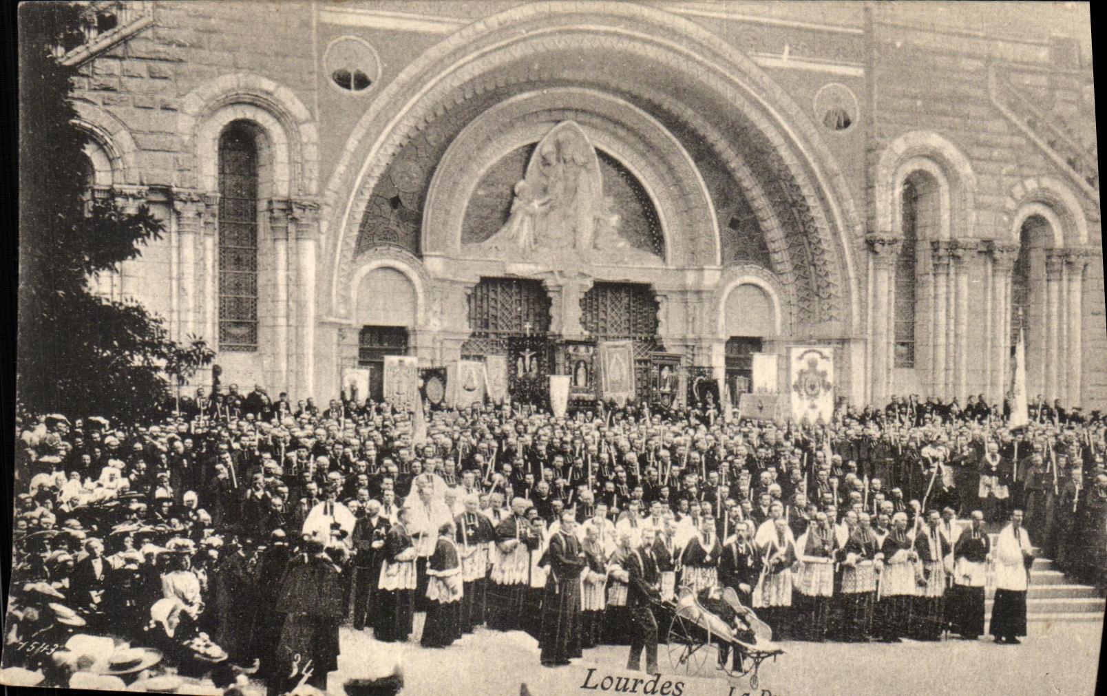 VINTAGE POSTCARD Heavy the procession in front of the rosary