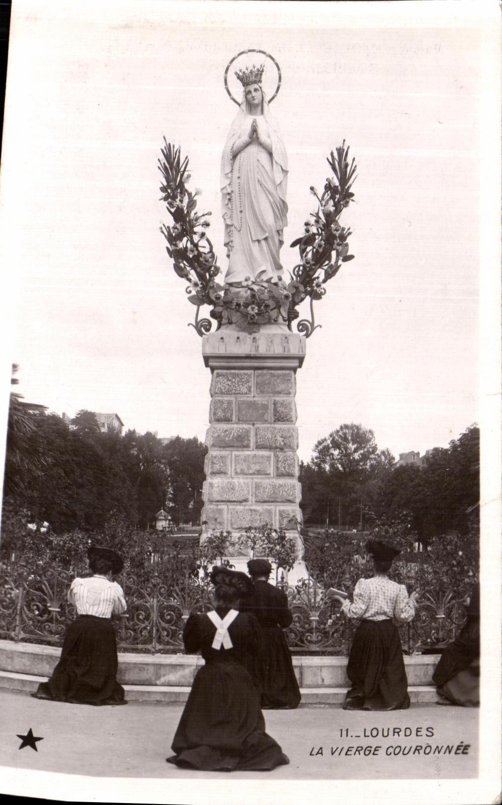 VINTAGE POSTCARD Heavy the Couronnee Virgin