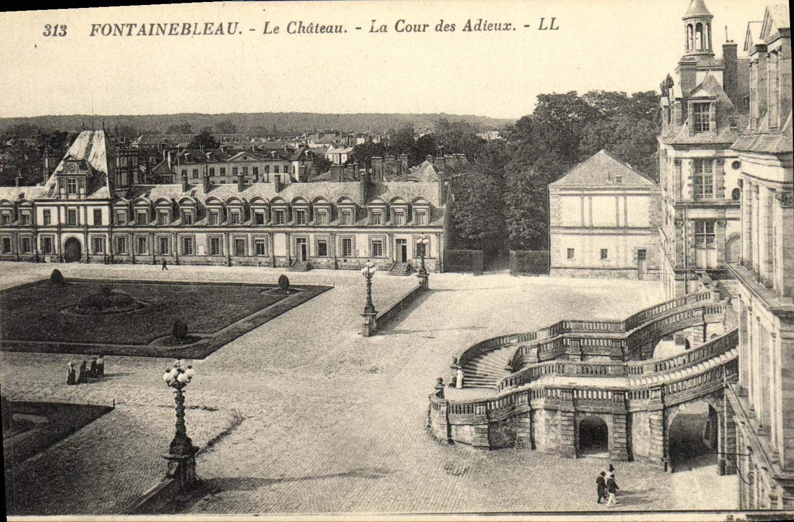 VINTAGE POSTCARD Castle of Fontainebleau Court of the Good byes