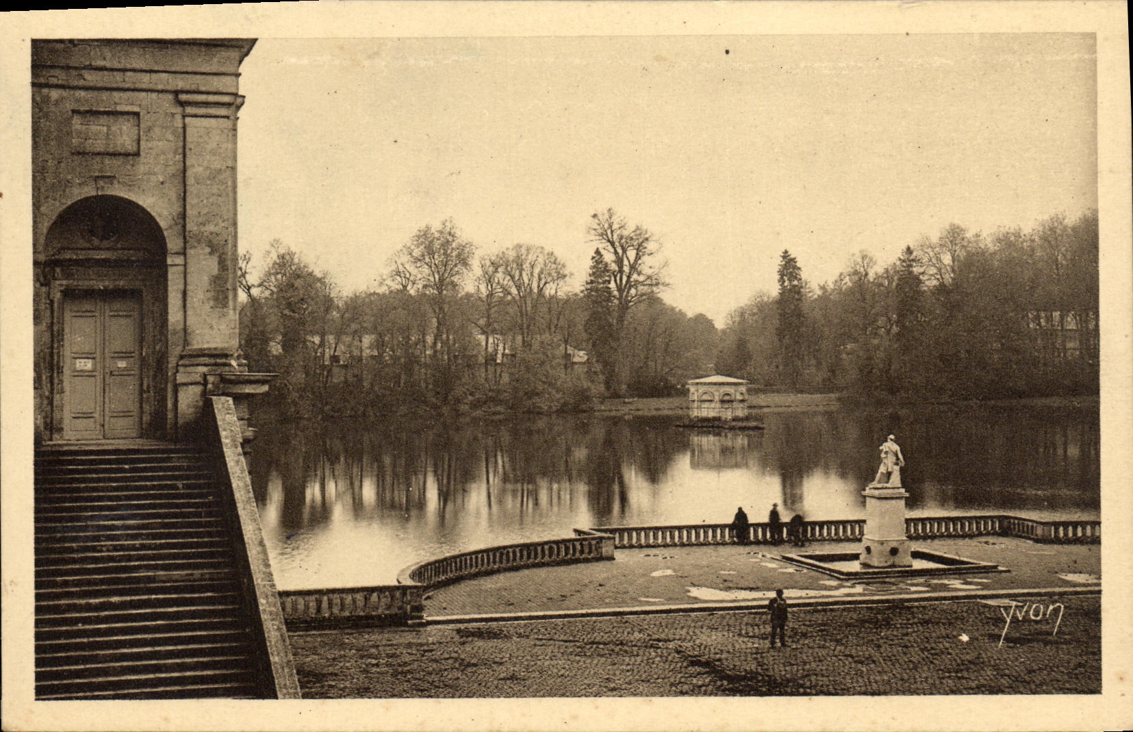 VINTAGE POSTCARD Palate of Fontainebleau L Pond of Carps