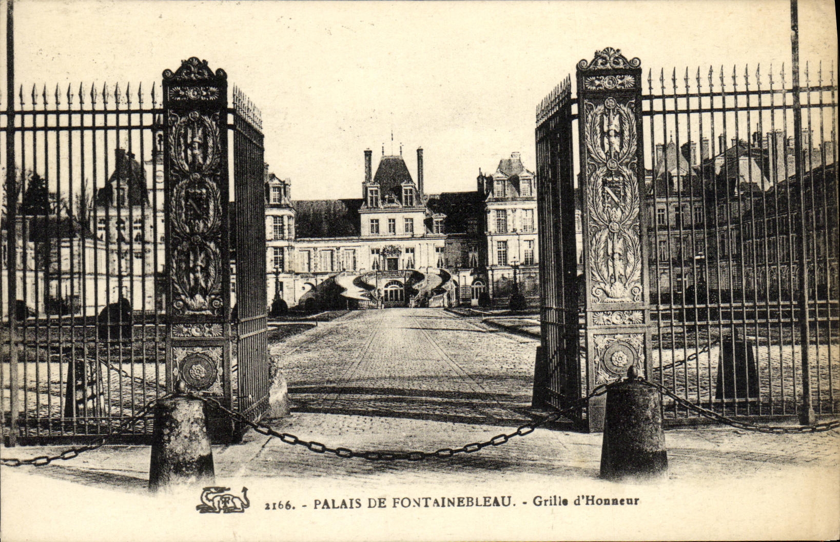 VINTAGE POSTCARD Palais of Fontainebleau Roasts D Honneur
