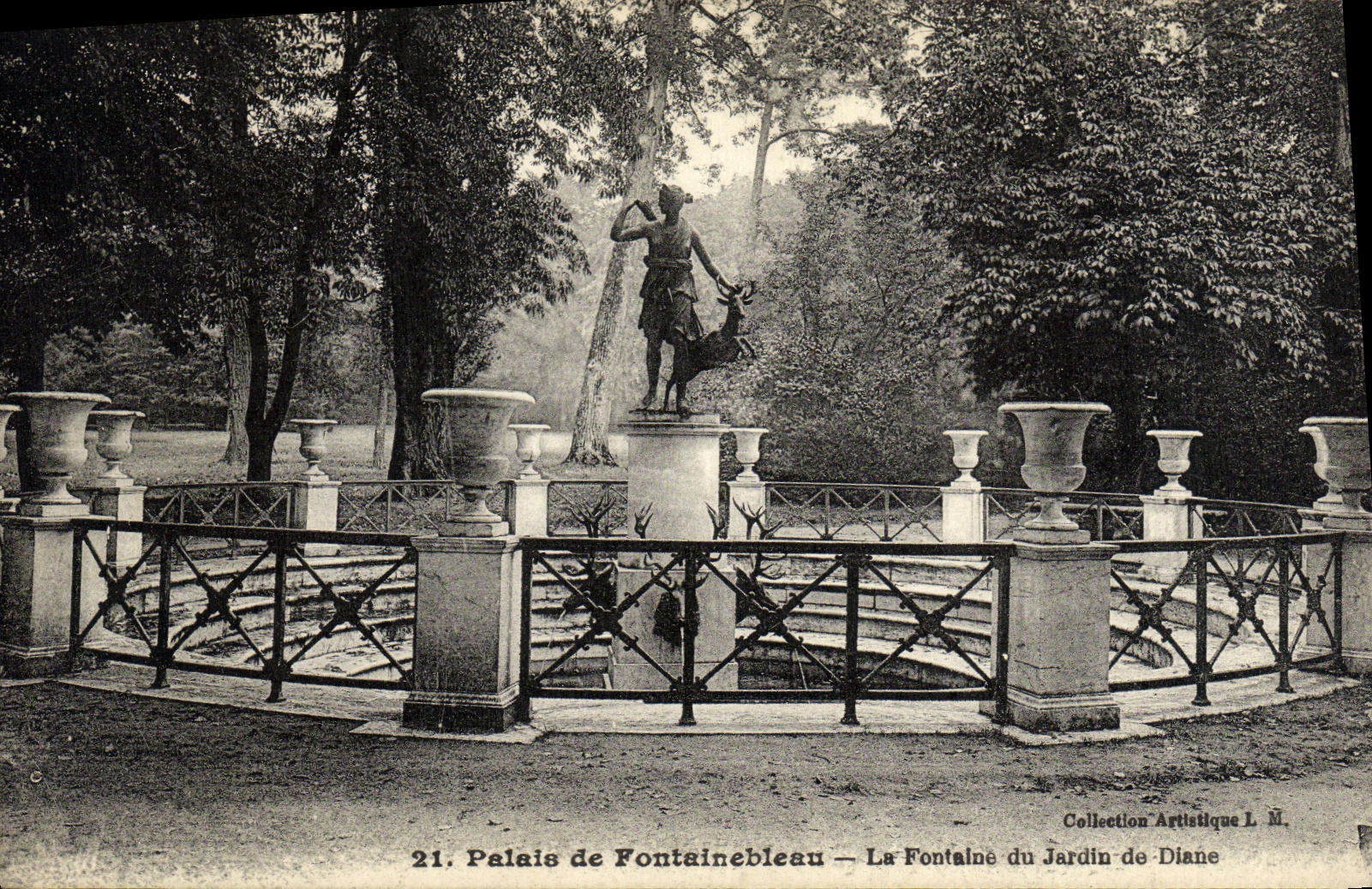 VINTAGE POSTCARD Palate of Fontainebleau the Fountain of the Garden Of Diane