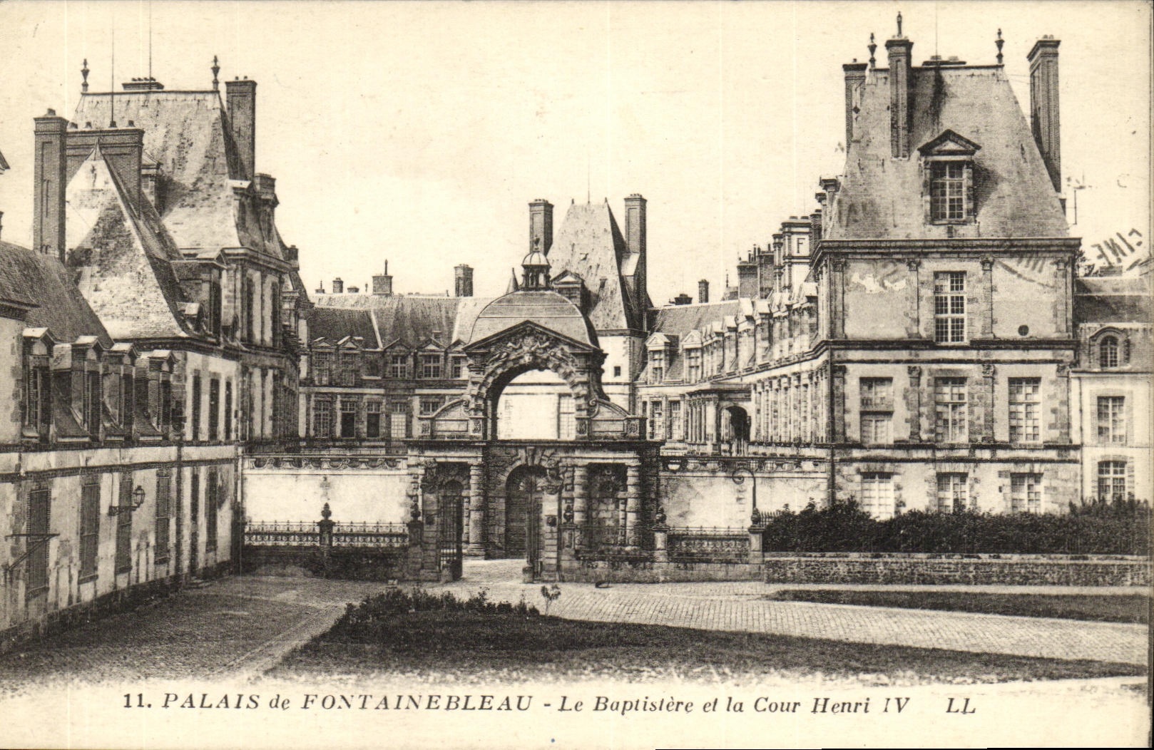 VINTAGE POSTCARD Drill of Fontainebleau the Baptistry and the Court Henri IV