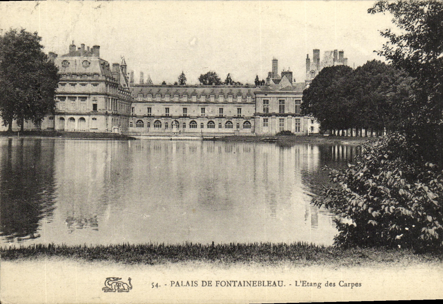 VINTAGE POSTCARD Drill of Fontainebleau Palate L Pond of Carps