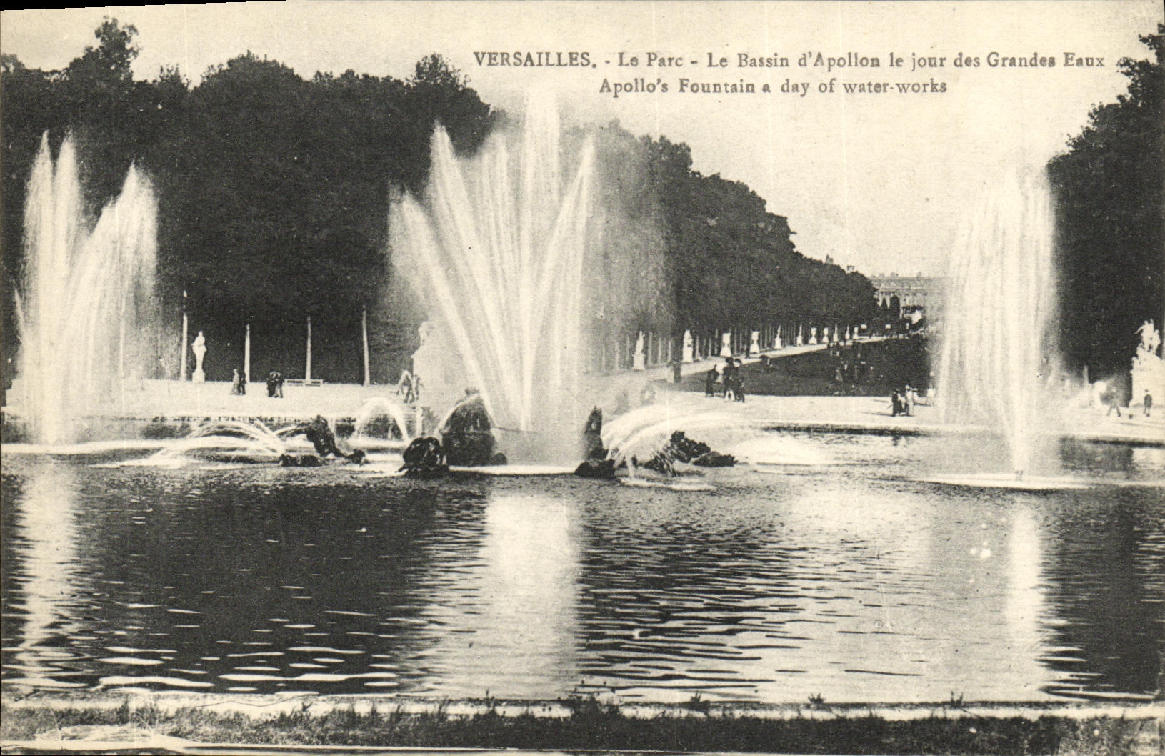 VINTAGE POSTCARD Versailles the Park the Basin D Apollo the Day of Large water