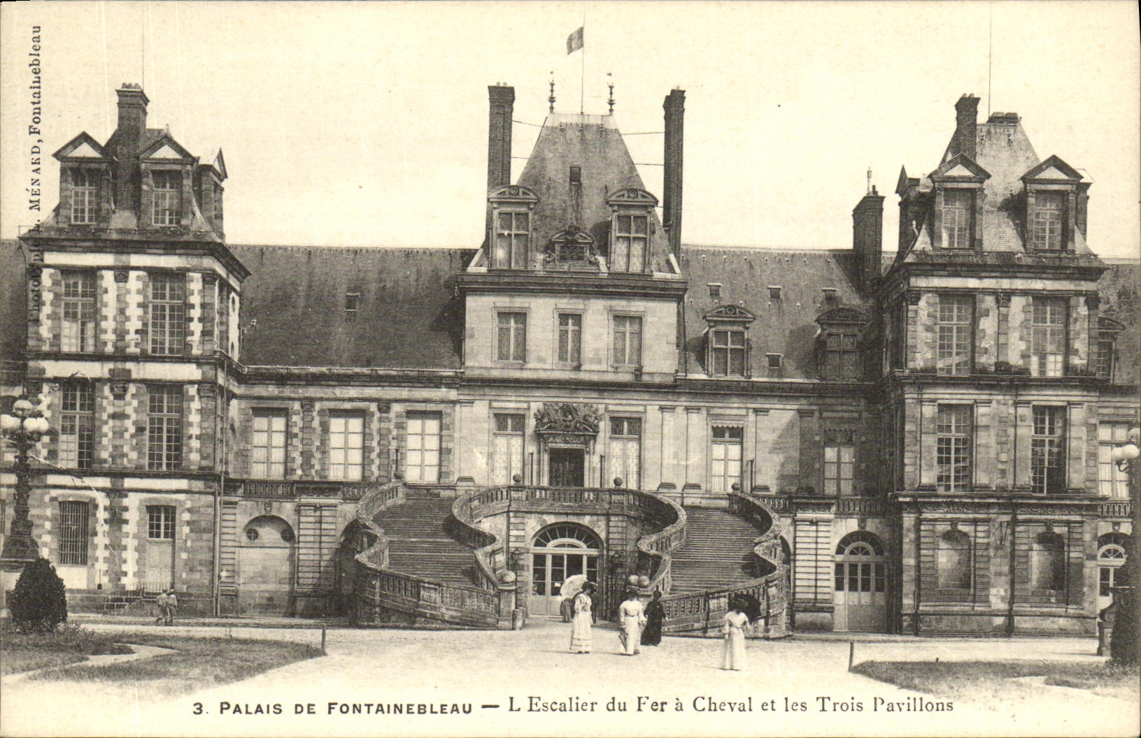 VINTAGE POSTCARD Palais De Fontainebleau L Staircase of the Horseshoe and the Three houses