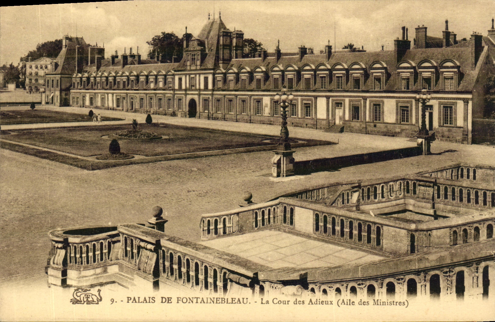 VINTAGE POSTCARD Palate of Fontainebleau Court of the Good byes