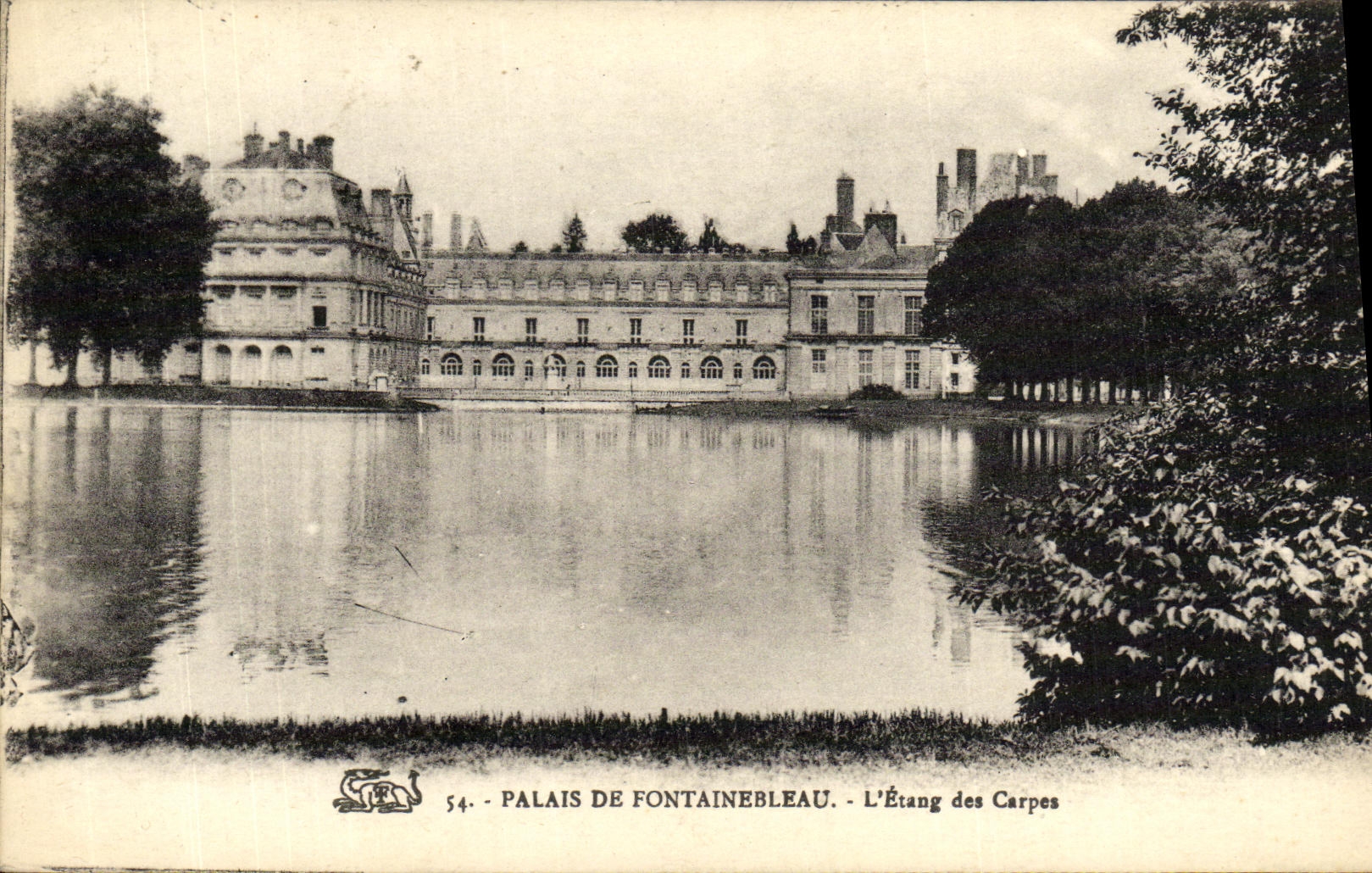 VINTAGE POSTCARD Palate of Fontainebleau L Pond of Carps