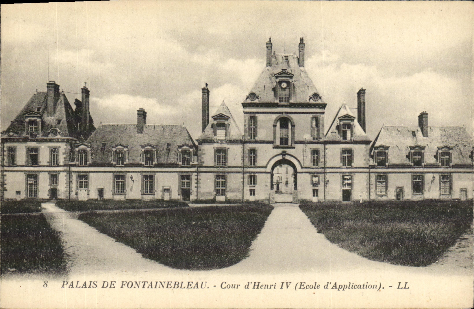 VINTAGE POSTCARD Palate of Fontainebleau Court D Henri IV School D application