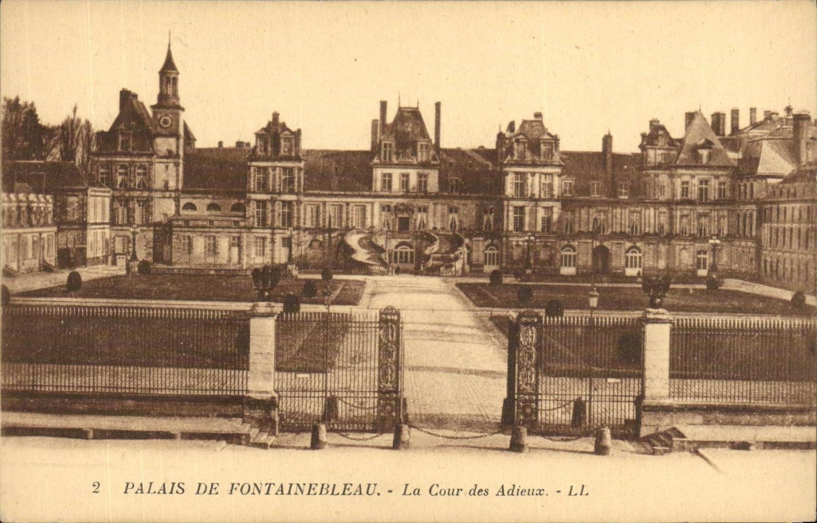 VINTAGE POSTCARD Palate of Fontainebleau Court of the Good byes