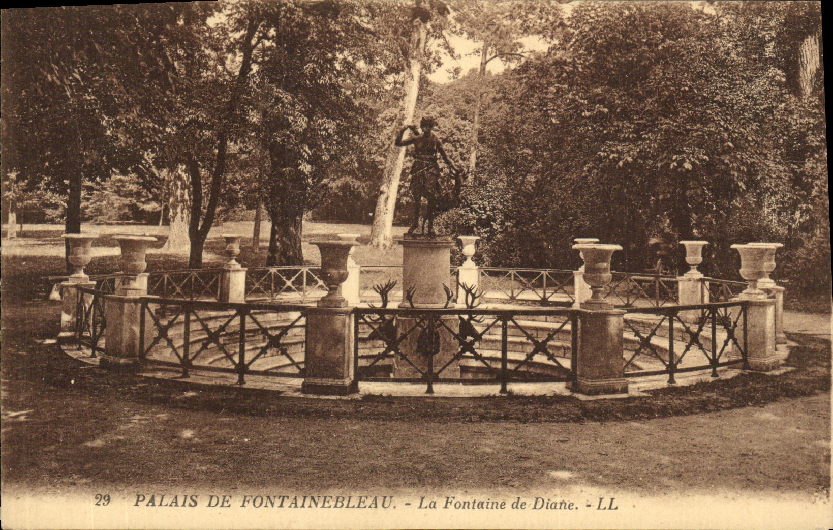 VINTAGE POSTCARD Palate of Fontainebleau the Fountain of Diane
