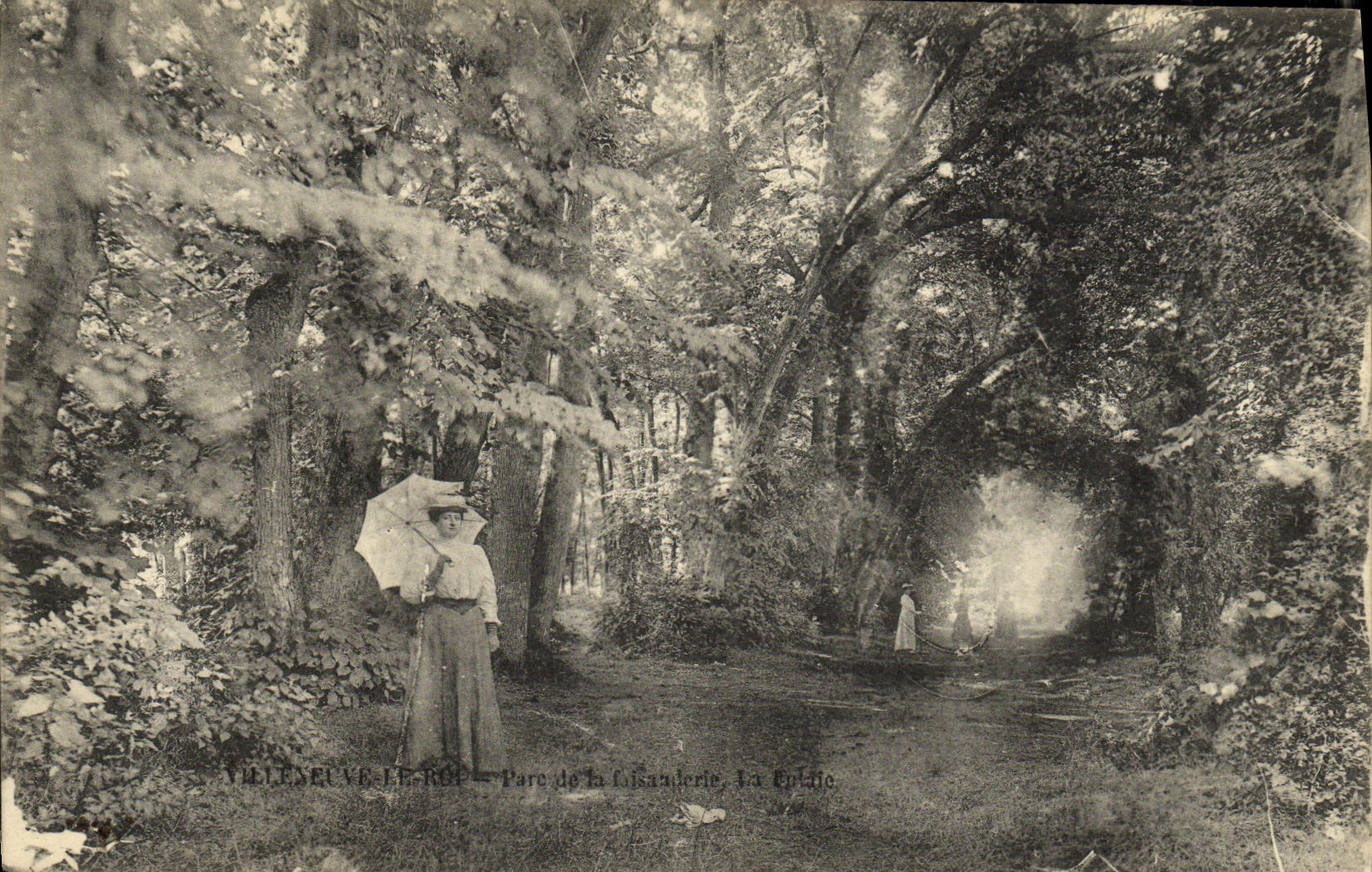 VINTAGE POSTCARD Villeneuve king Parc of the pheasantry Woman