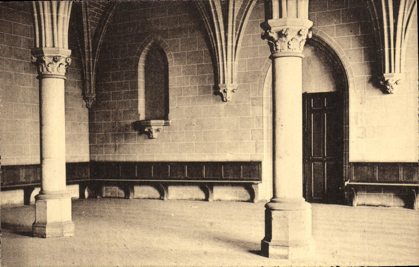 VINTAGE POSTCARD Abbey of Royaumont Old chapter room