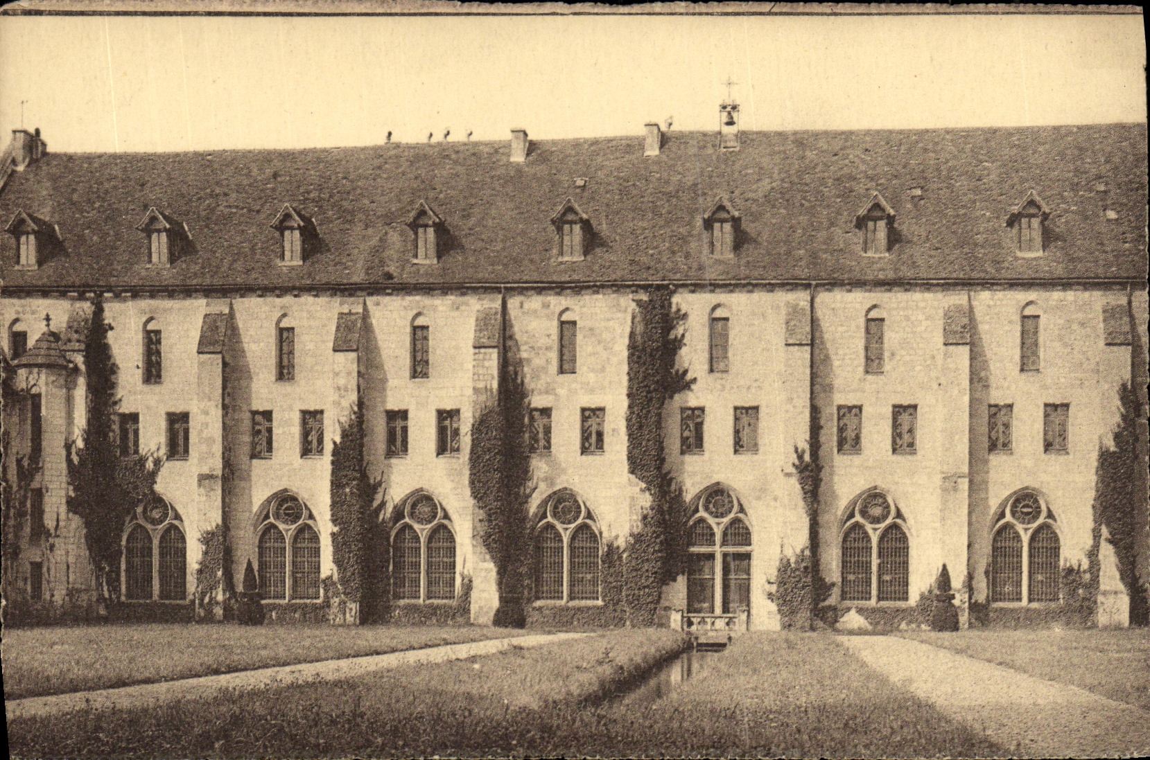 Abadia de la POSTAL de la VENDIMIA de Royaumont Asnieres en el edificio de Oise de los dormitorios