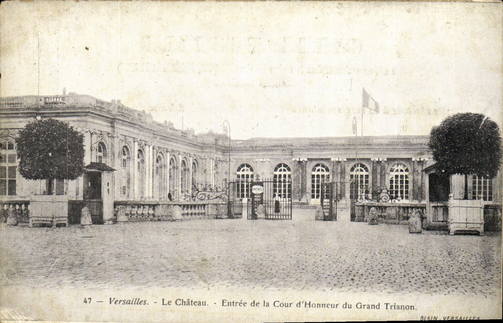 CPA Versailles Le Chateau Entree de La Cour D Honneur du Grand Trianon 