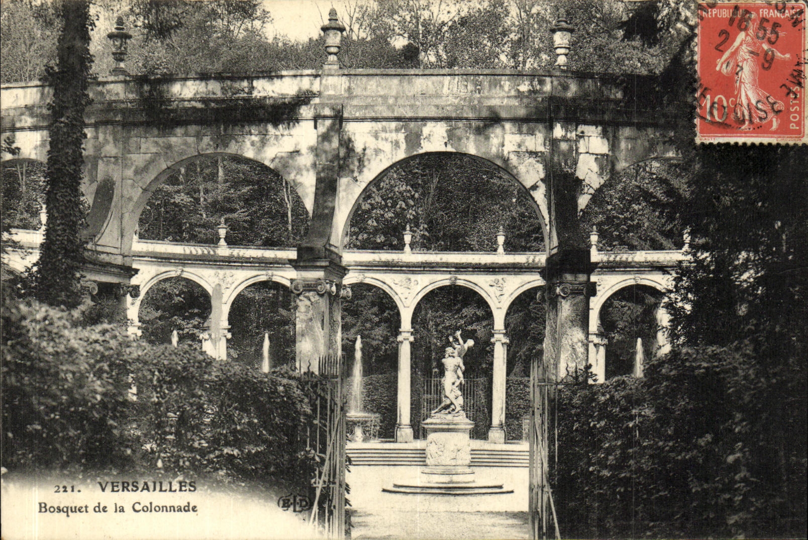 VINTAGE POSTCARD Versailles Thicket of the Colonnade