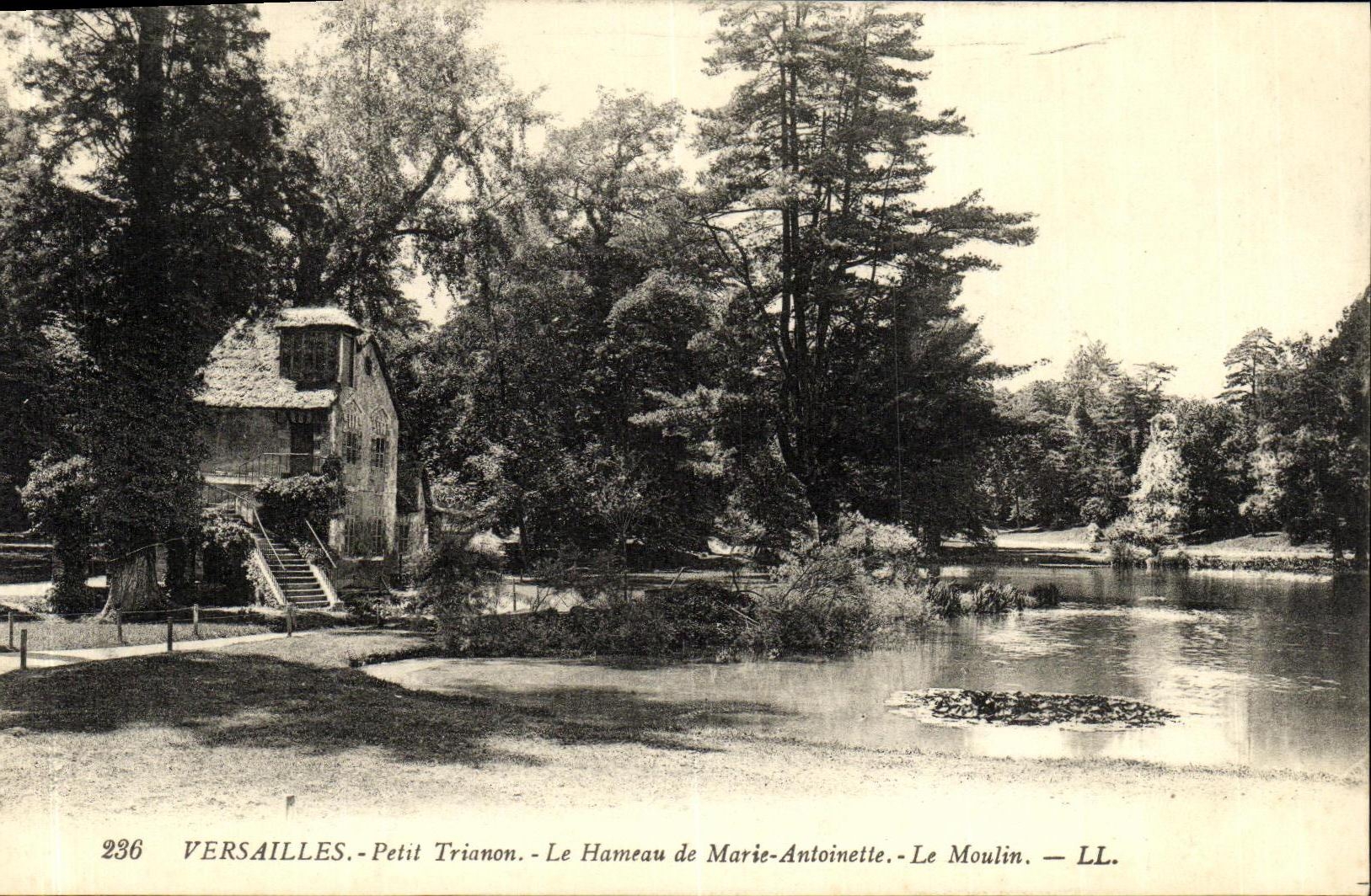 CPA Versailles Petit Trianon Le Hameau de Marie Antoinette Le moulin
