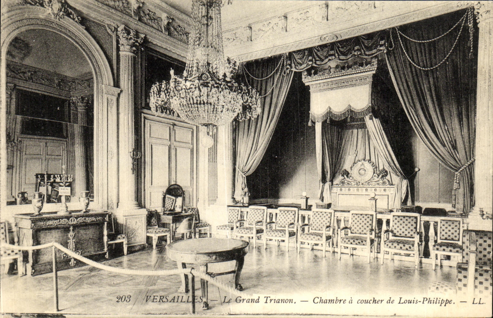 CPA Versailles Le Grand Trianon Chambre a Coucher de Louis Philippe