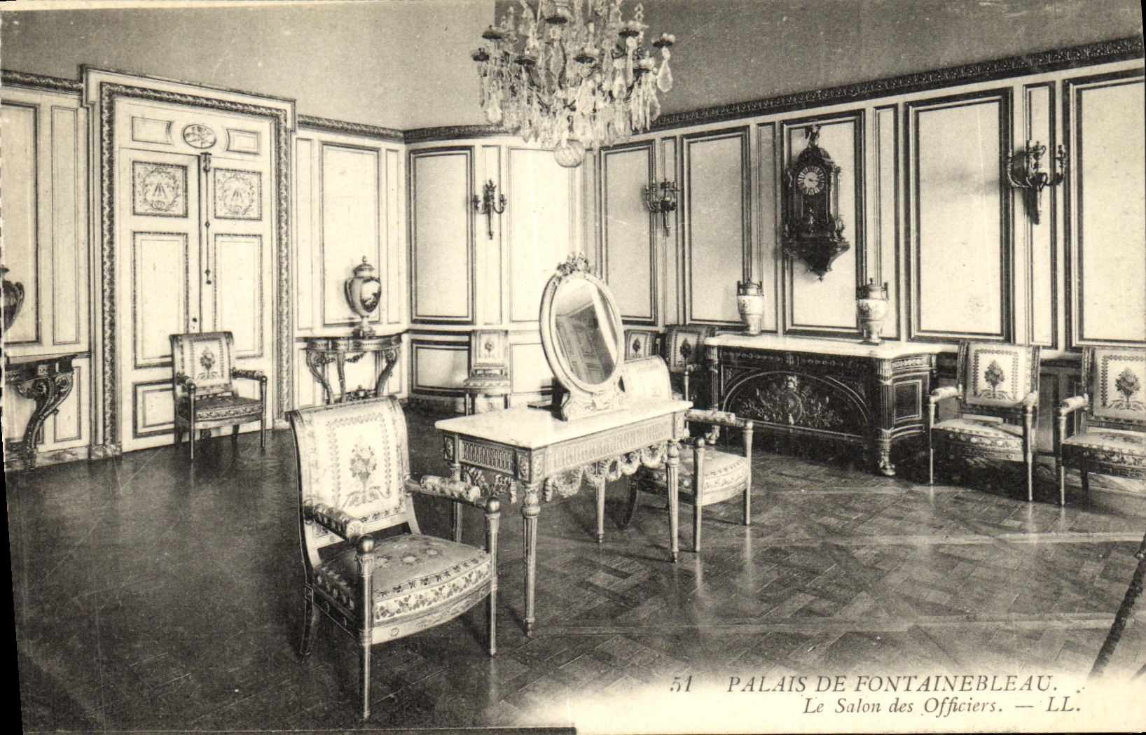 VINTAGE POSTCARD Palate of Fontainebleau the Living room of the Officers