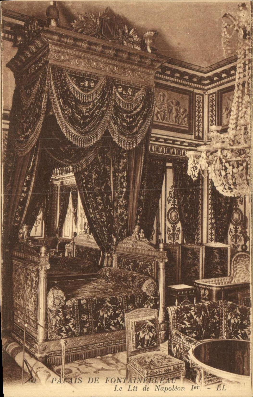 VINTAGE POSTCARD Palate De Fontainebleau Bed of Napoleon 1st