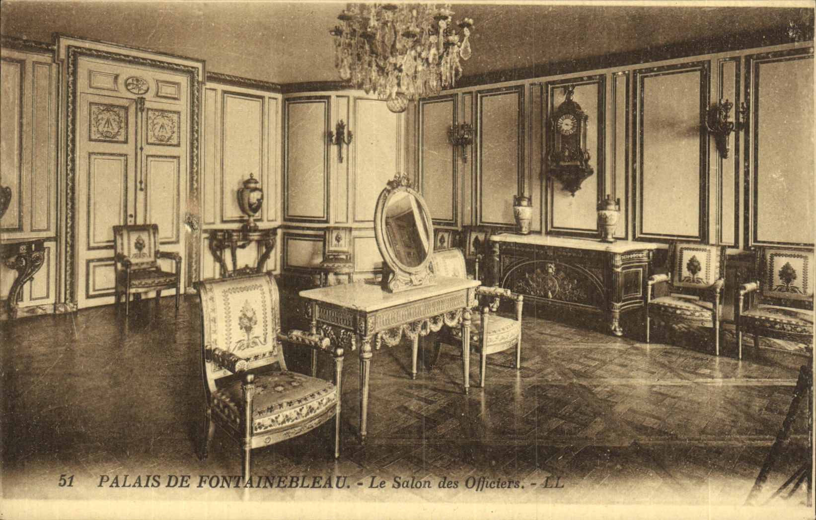 VINTAGE POSTCARD Palate De Fontainebleau the Living room of the Officers