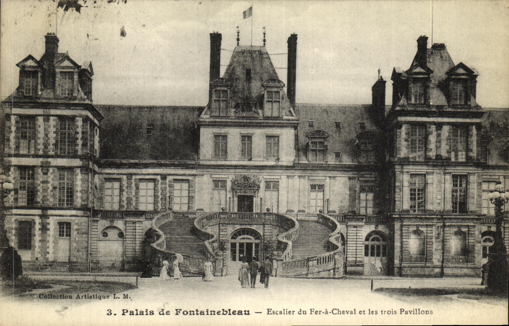 VINTAGE POSTCARD Palate De Fontainebleau Staircase Of Iron Horse And the Three Houses